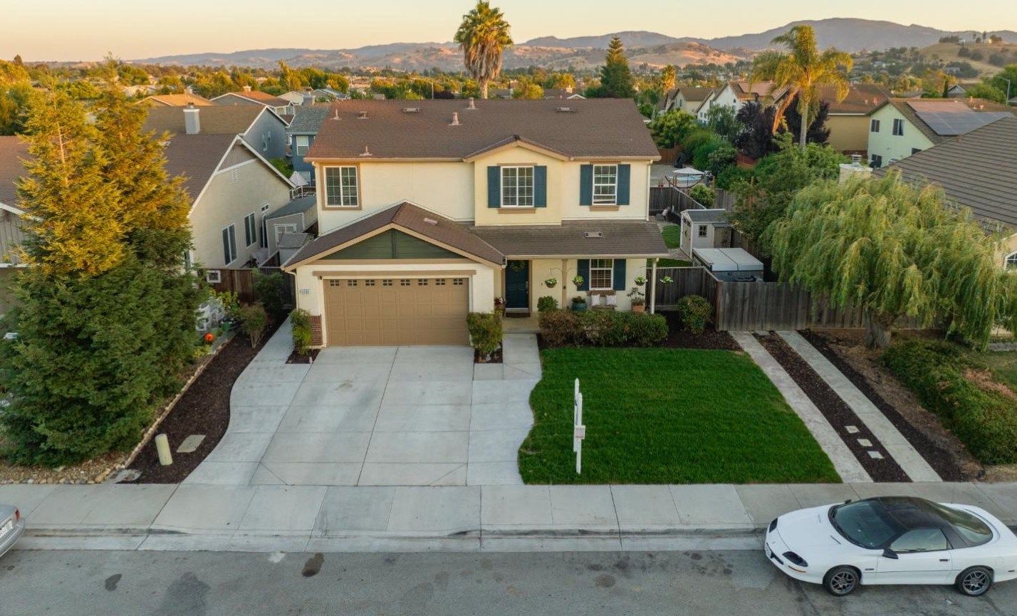 1731 Brighton Dr, Hollister CA  95023-8075 exterior