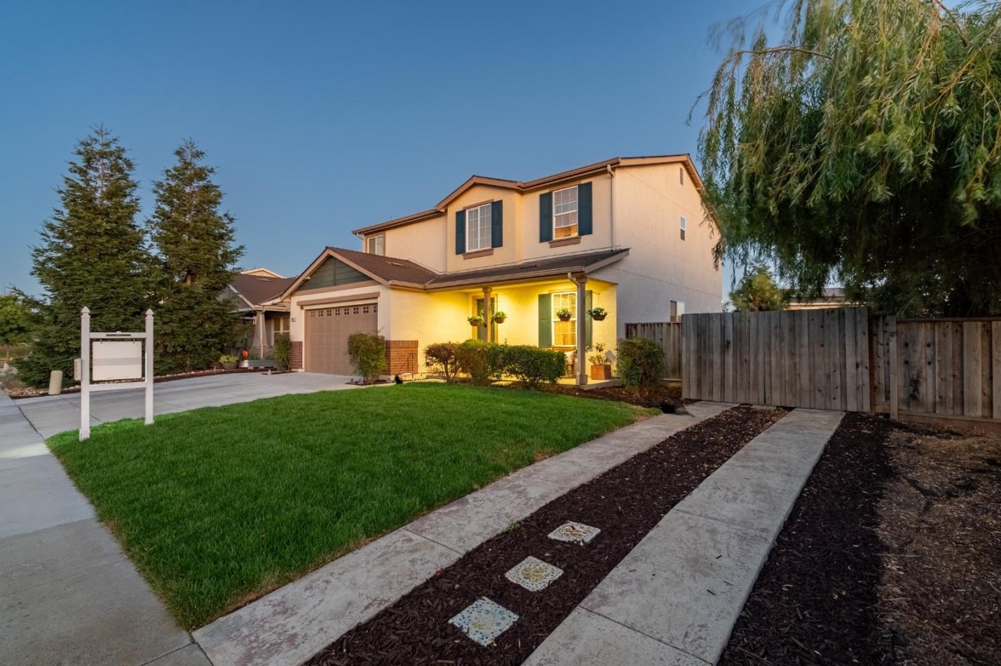 1731 Brighton Dr, Hollister CA  95023-8075 exterior