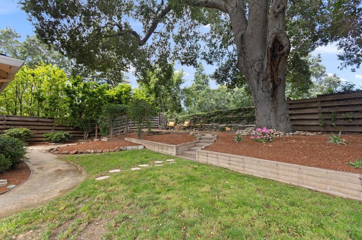 1657 Edgewood Dr, Palo Alto CA  94303-2821 exterior
