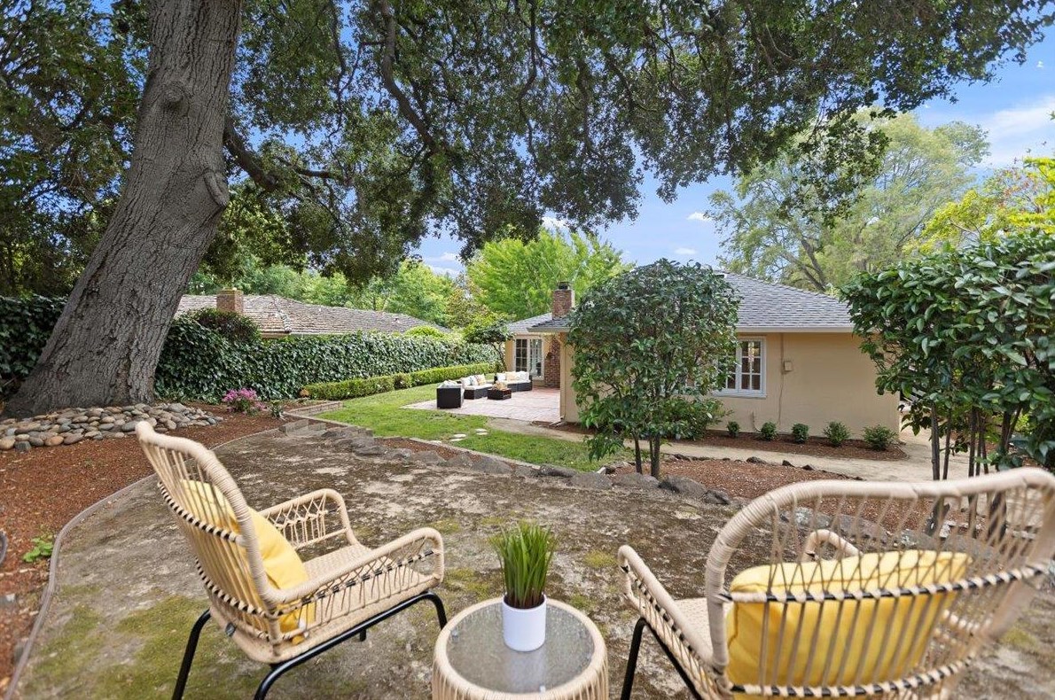 1657 Edgewood Dr, Palo Alto CA  94303-2821 exterior