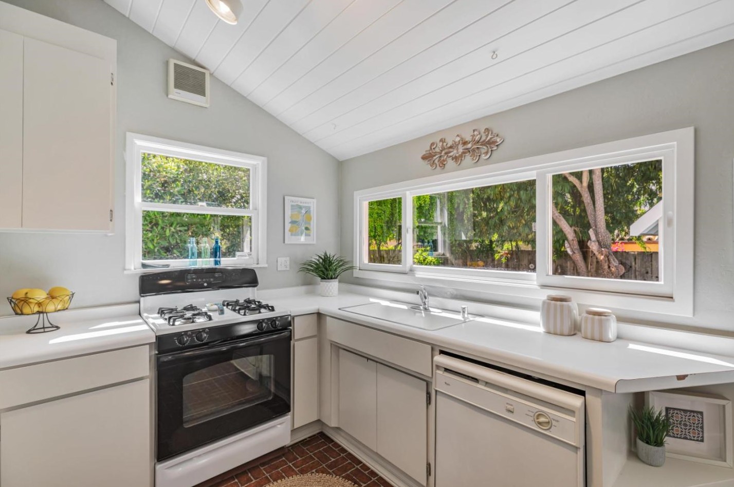 1555 Lincoln Ave, Capitola CA  95010-3852 exterior