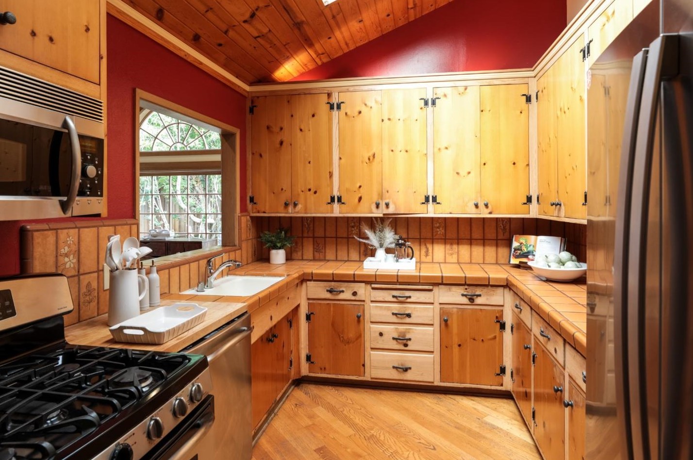 914 Riverside Dr, Los Altos CA 94024-4828 exterior