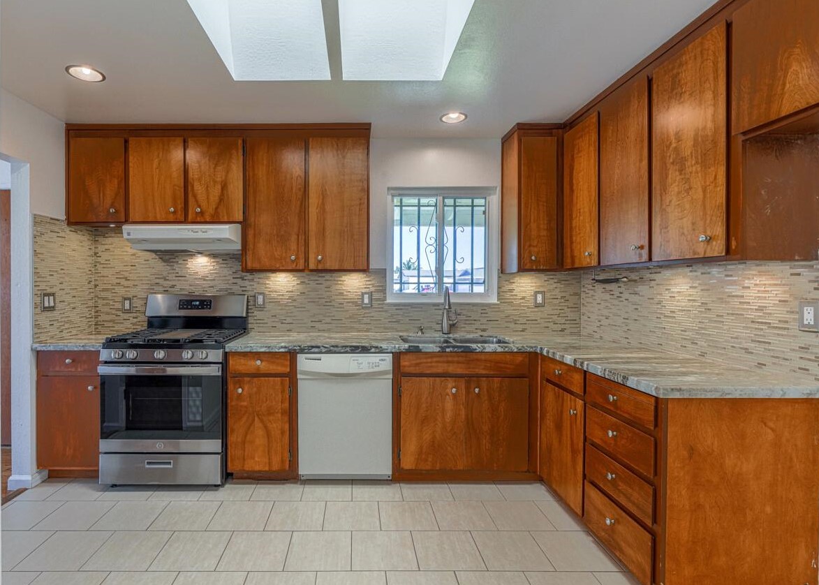 430 Calaveras Dr, Salinas CA 93906-2507 exterior