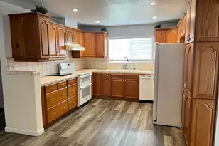 17 Blossom Dr, Watsonville, CA 95076 - Photo 3