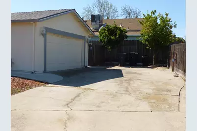 460 SE Jeremy Ct, Oakdale, CA 95361 - Photo 3