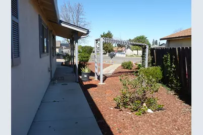 460 SE Jeremy Ct, Oakdale, CA 95361 - Photo 9