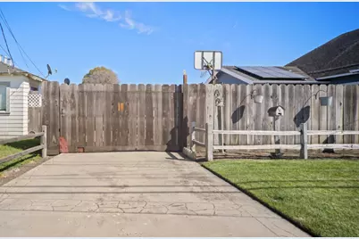 805 Iverson St, Salinas, CA 93901 - Photo 3