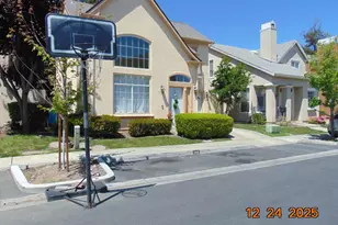 208 Holland Cir, Hollister, CA 95023 - Photo 3