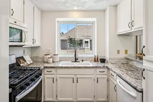 1051 Helm Ln, Foster City, CA 94404 - Photo 17
