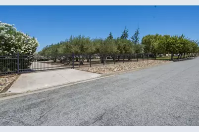 2020 Sunset Dr, Hollister, CA 95023 - Photo 9