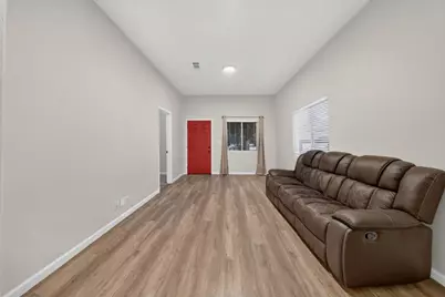 585 E Saint James St, San Jose, CA 95112 - Photo 7