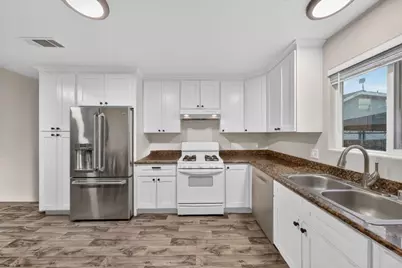 585 E Saint James St, San Jose, CA 95112 - Photo 9