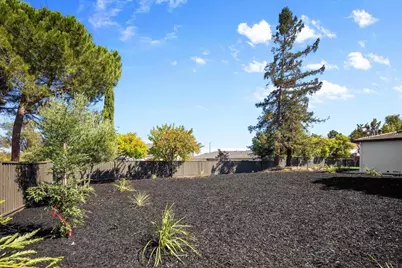 10712 Pebble Pl, Cupertino, CA 95014 - Photo 37