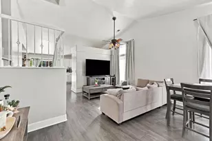 201 Le Chateau Dr, Hollister, CA 95023 - Photo 3