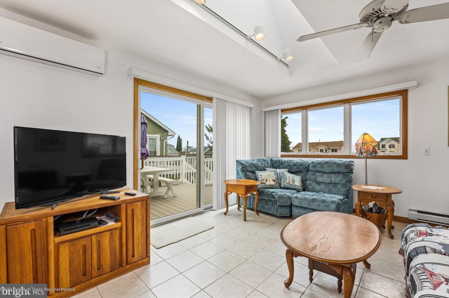 48 Kentucky Dr, Tuckerton NJ 08087-1035 exterior