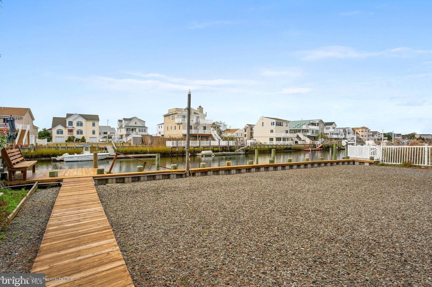 48 Kentucky Dr, Tuckerton NJ 08087-1035 exterior