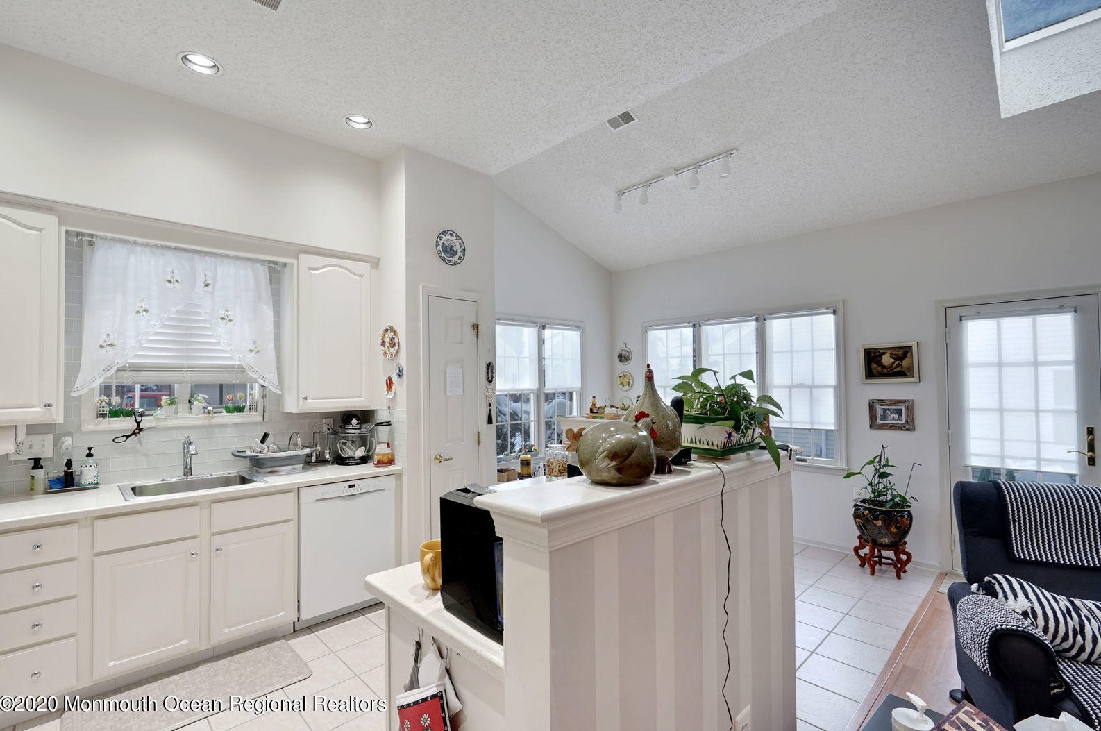 2 Stonewyck Pl, Monroe Twp NJ 08831-2670 exterior