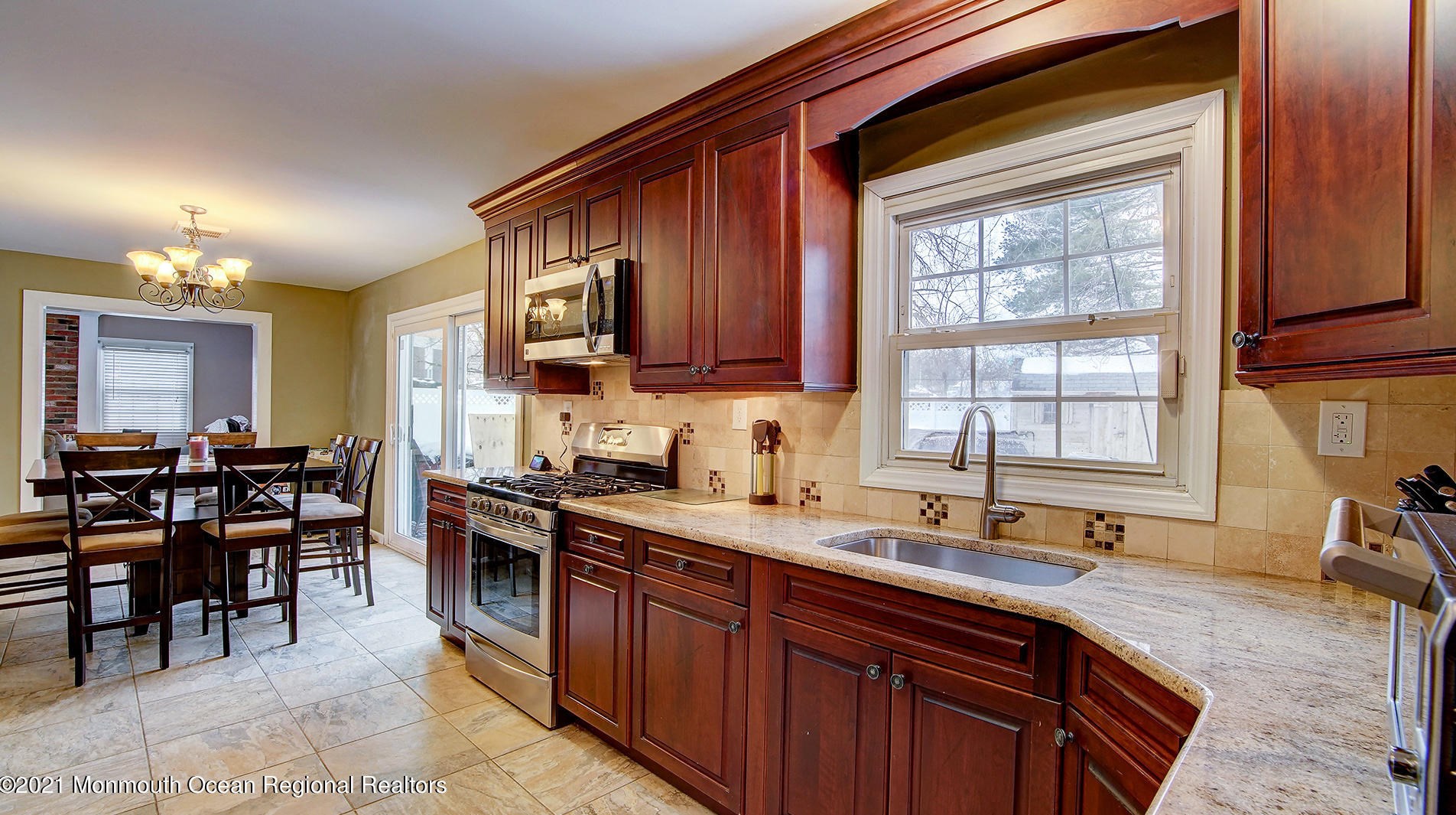 5 Canfield Ln, Matawan NJ 07747-2204 exterior