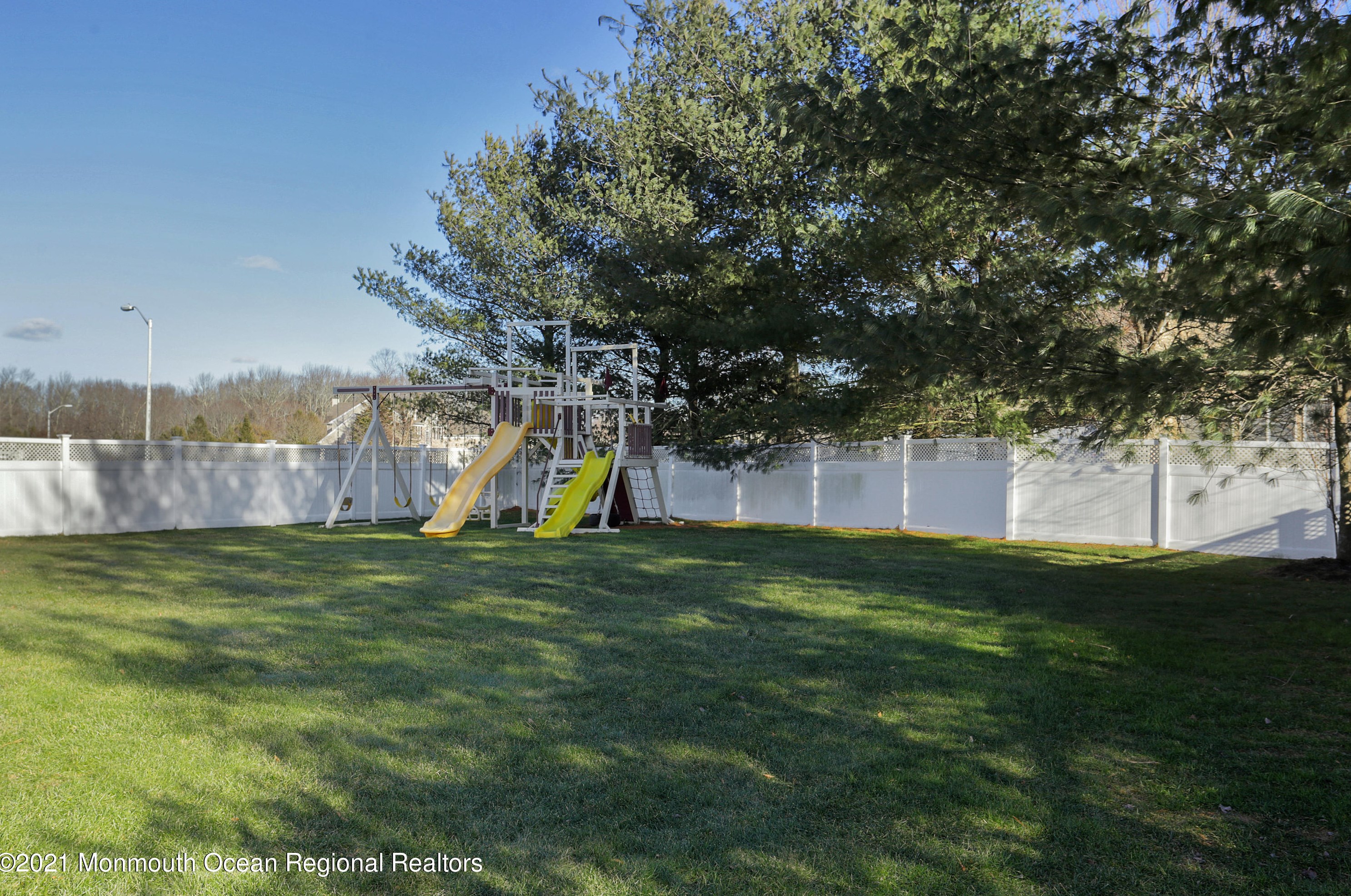 40 Aimee Dr, East Freehold NJ 07728-9220 exterior