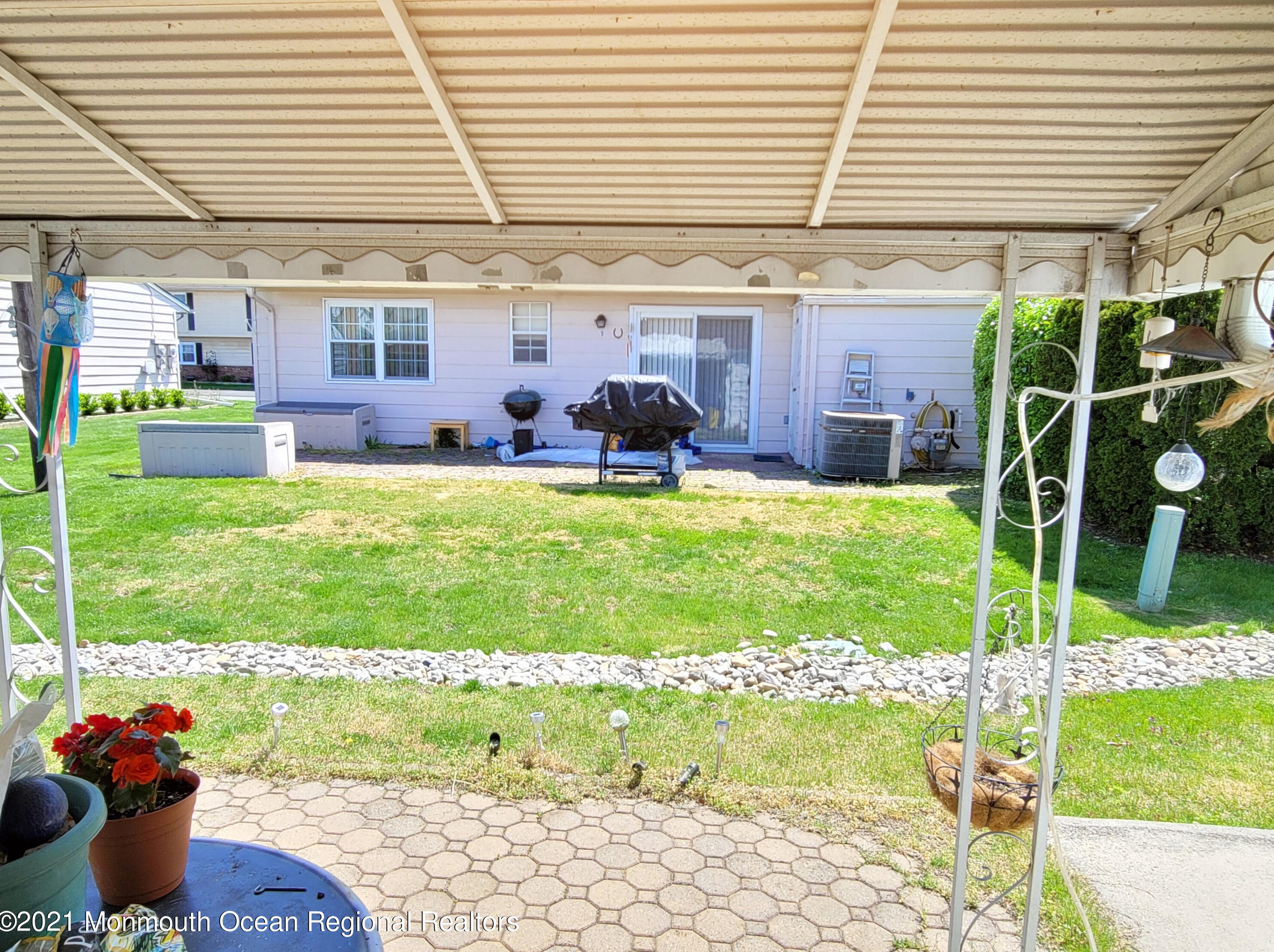 10 Michigan Dr, Matawan NJ  07747-3618 exterior