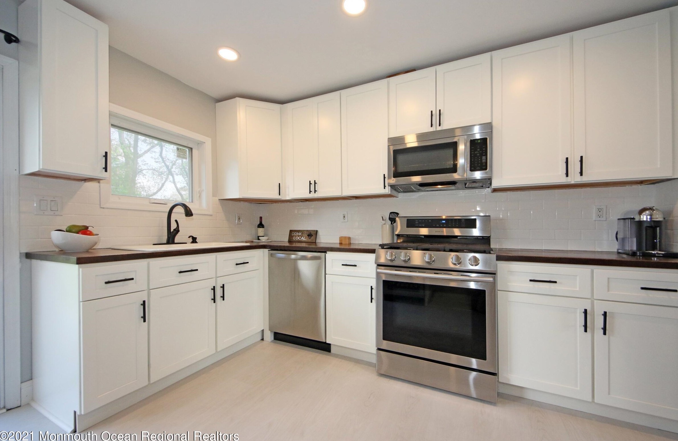 605 Turner Dr, Belford NJ  07718-1138 exterior