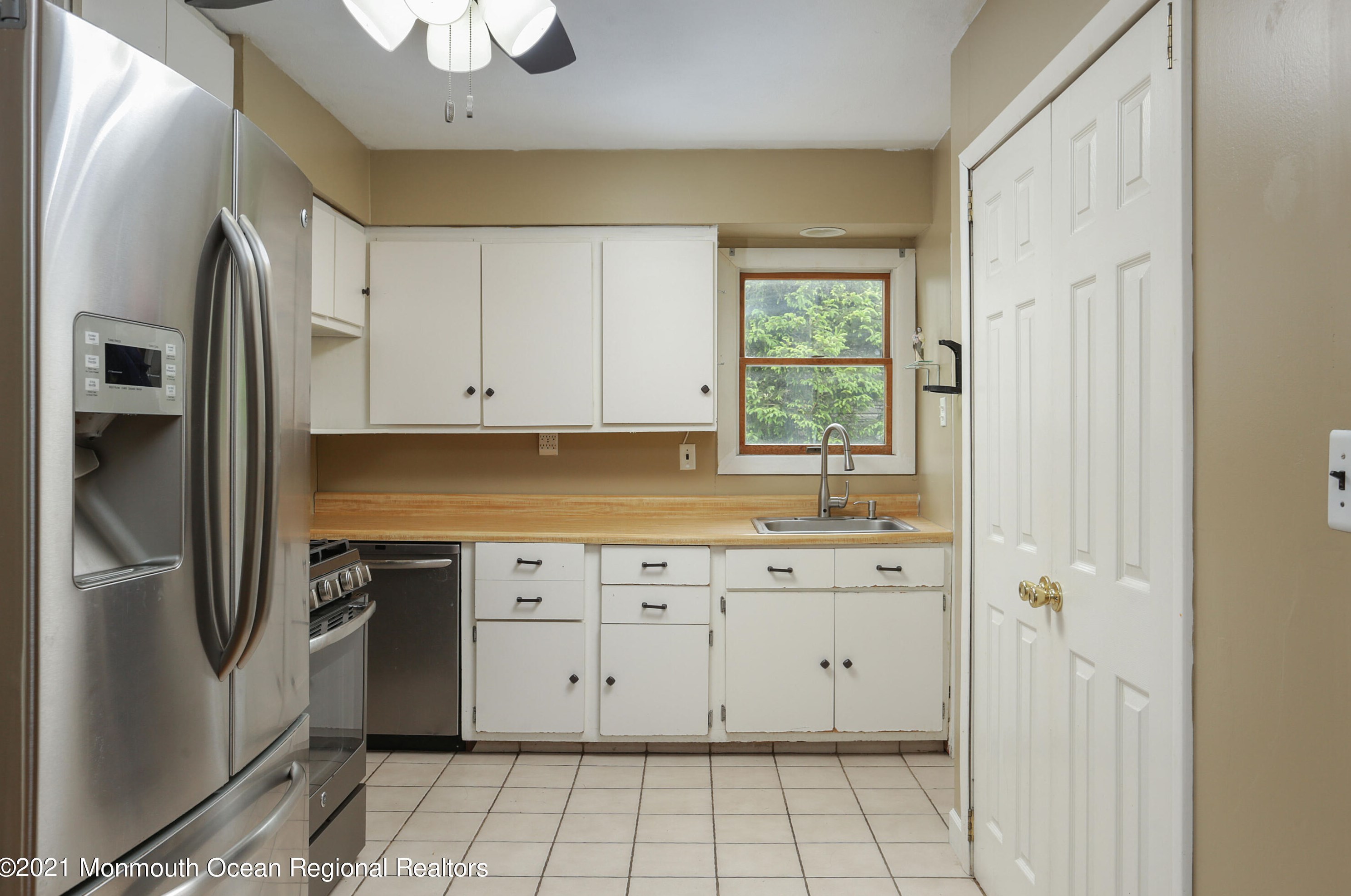 573 Sumner Ave, Belford NJ  07718-1136 exterior