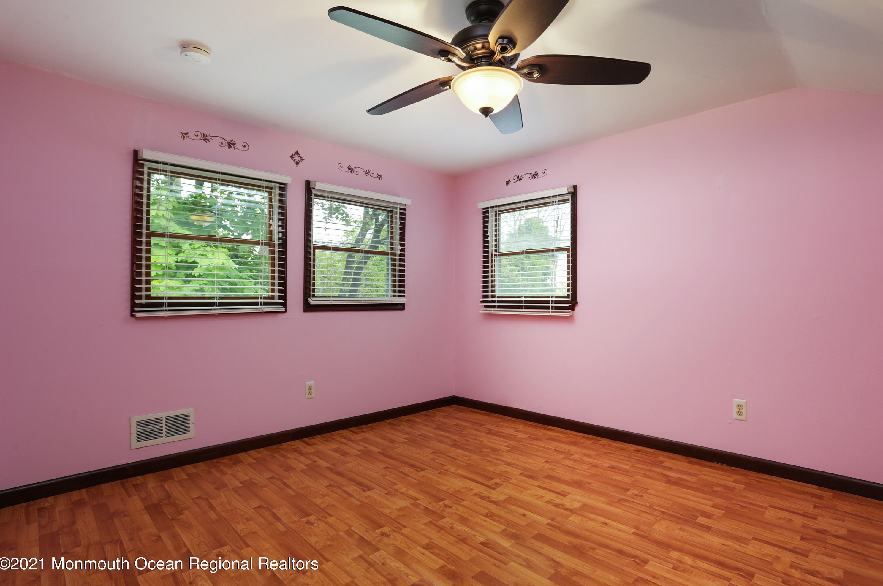 573 Sumner Ave, Belford NJ  07718-1136 exterior