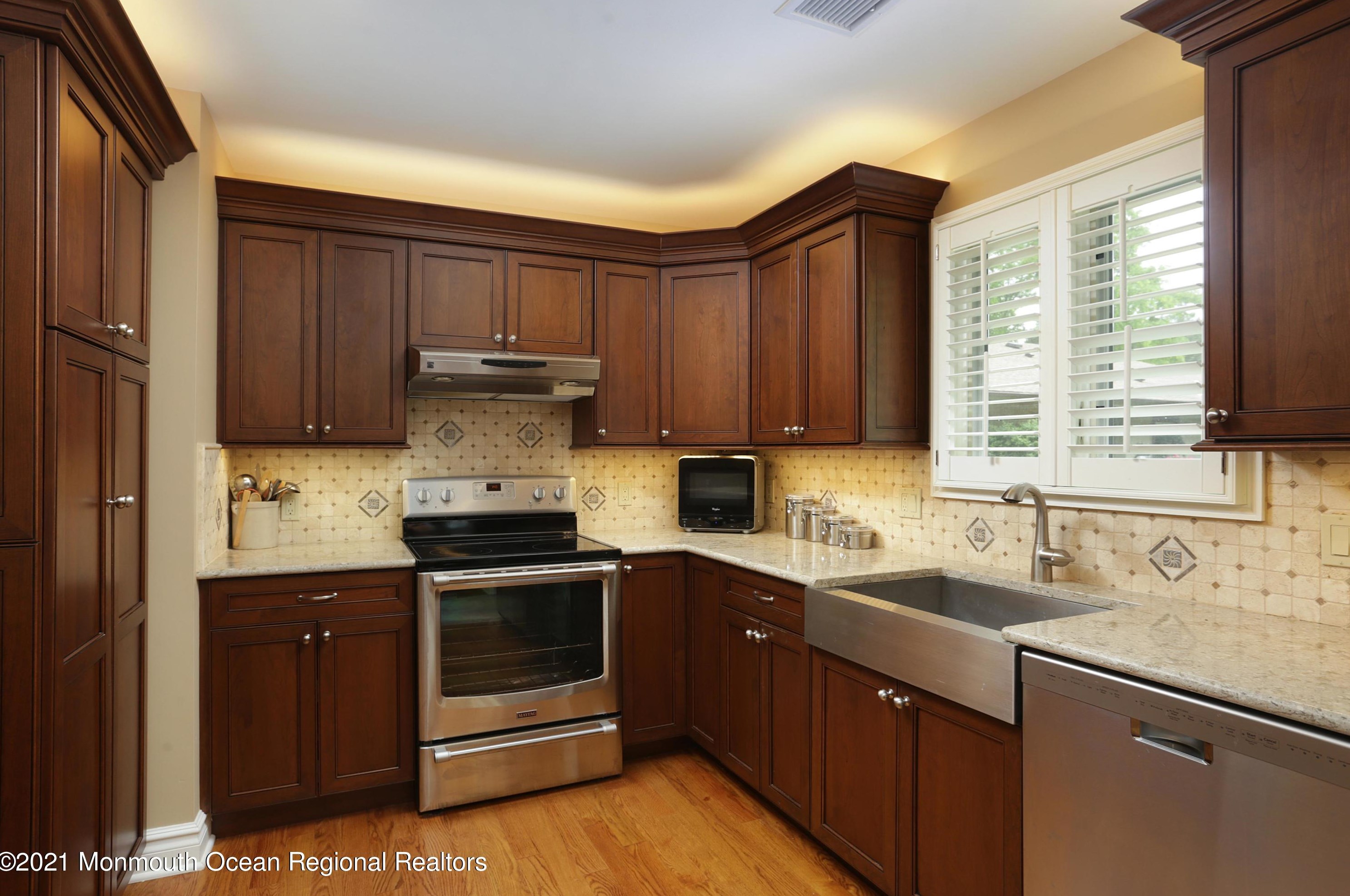 6 Middlebrook Ct, Tinton Falls, NJ 07701