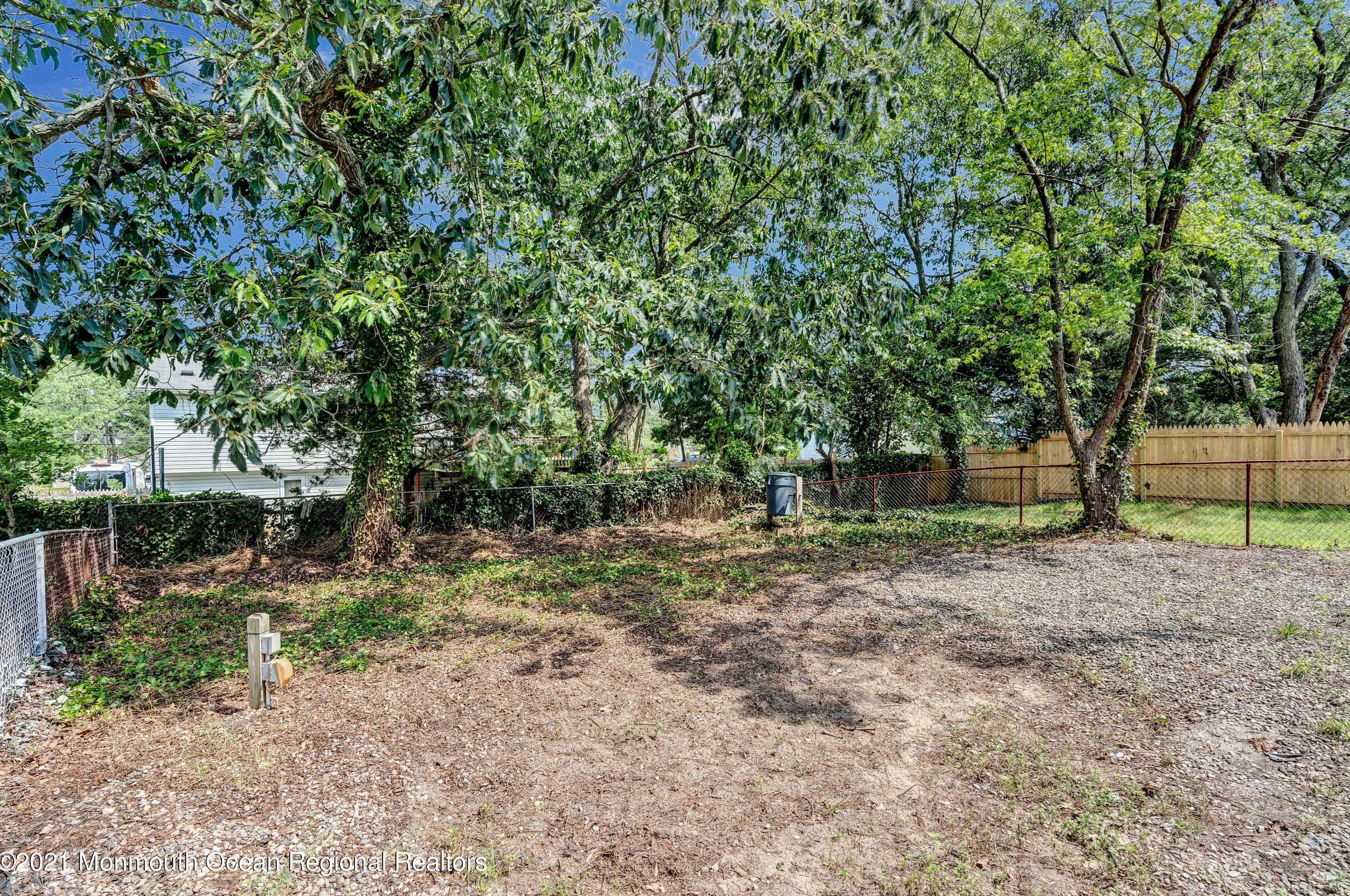 833 Holiday Ct, Toms River NJ  08753-3721 exterior