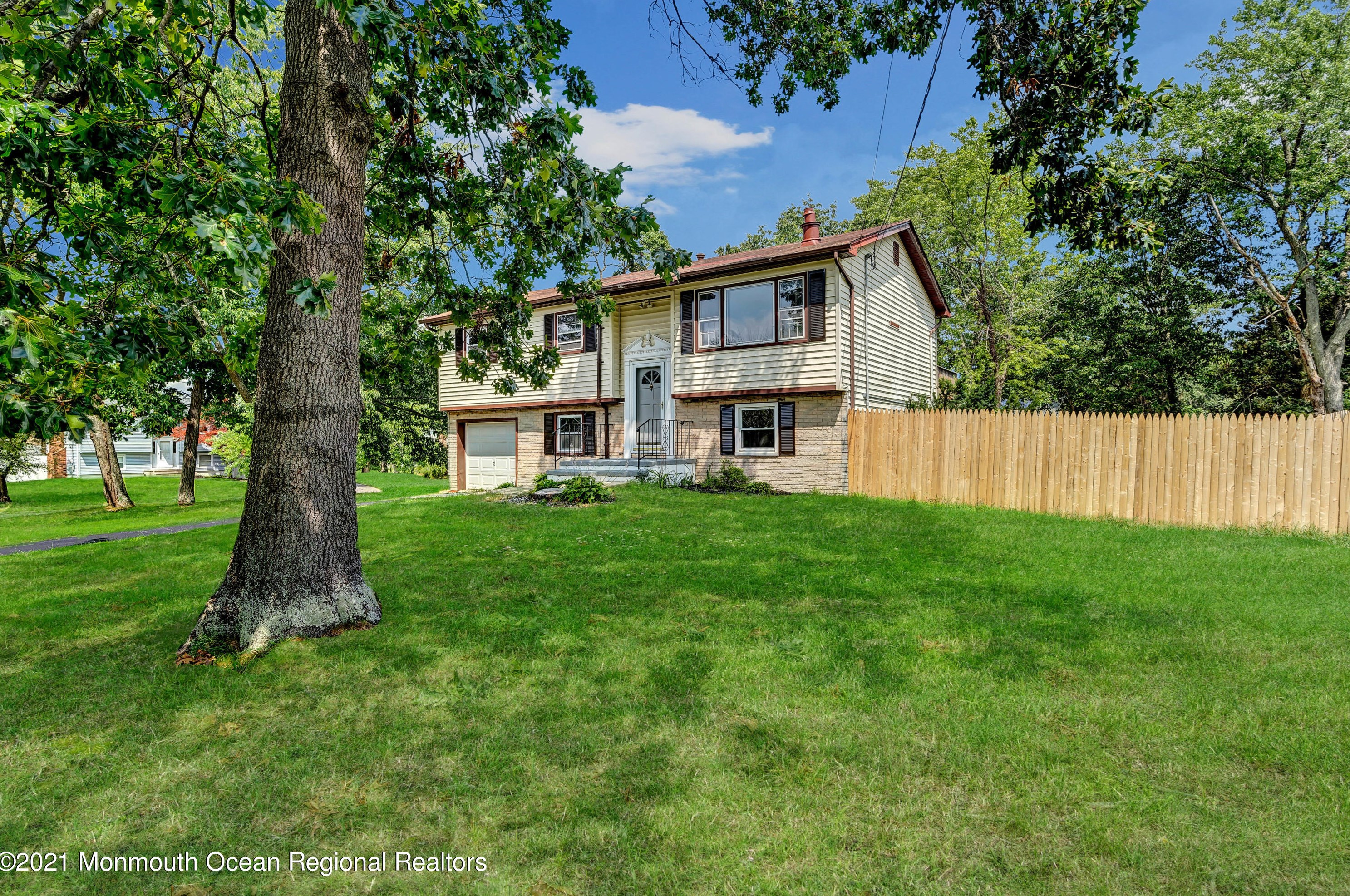 833 Holiday Ct, Toms River NJ  08753-3721 exterior