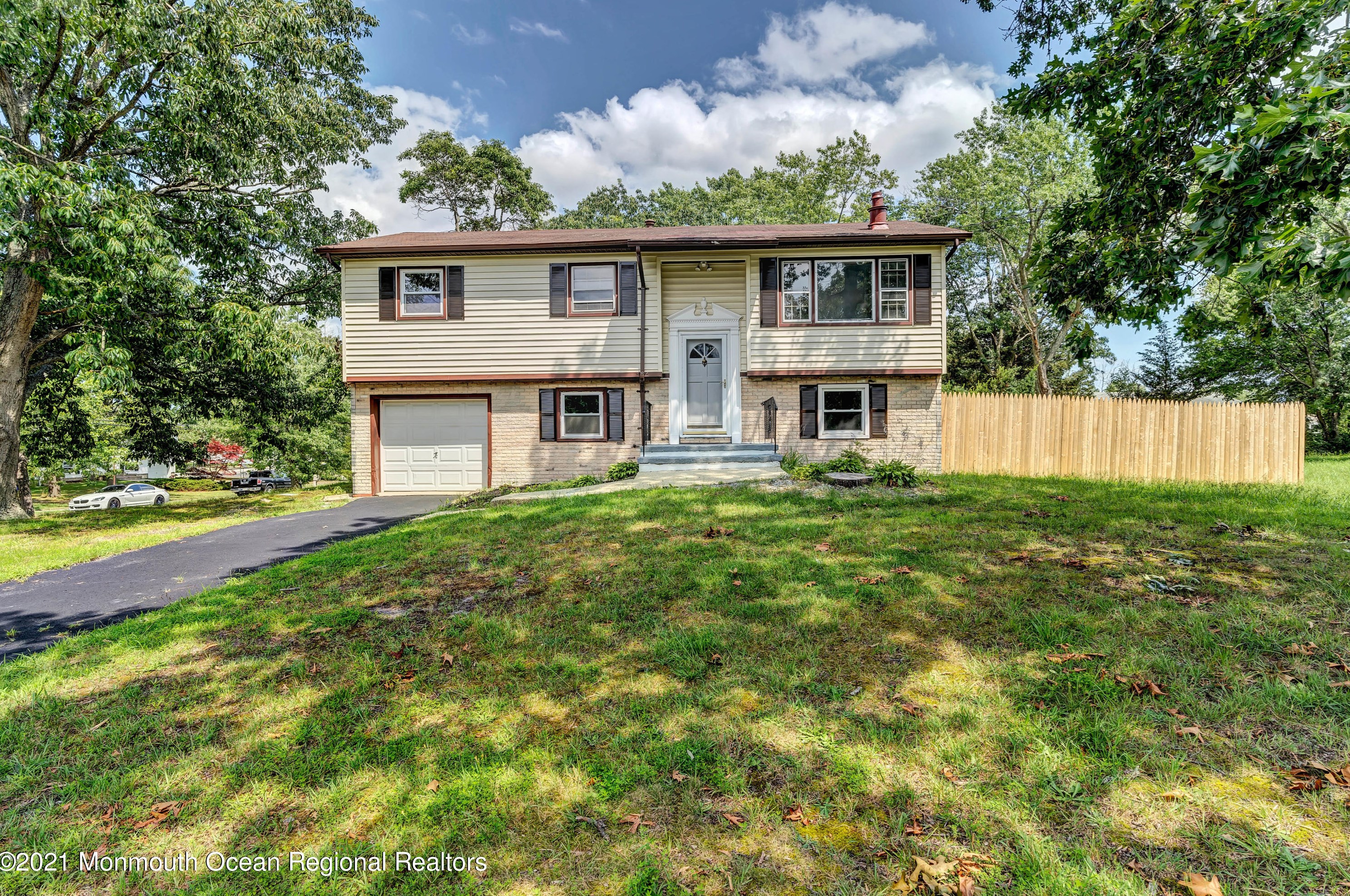 833 Holiday Ct, Toms River NJ  08753-3721 exterior