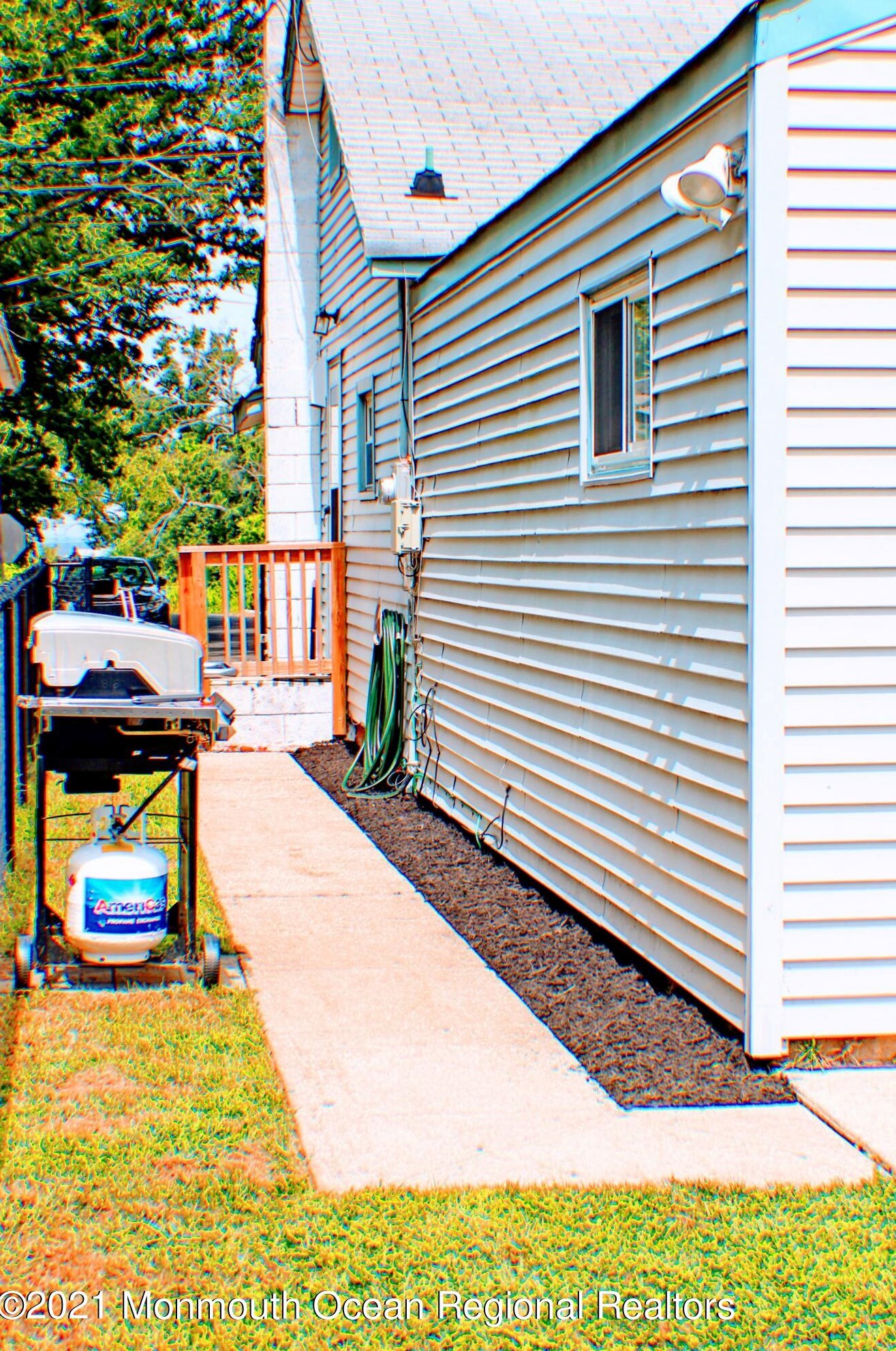 39 Laurelhurst Dr, Keyport NJ  07735-5209 exterior