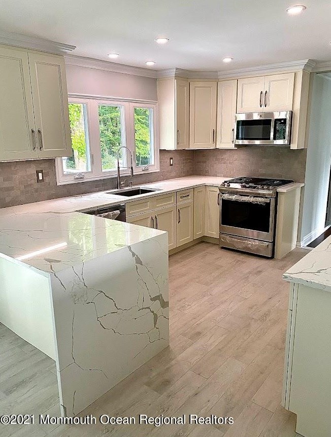 28 Chestnut Dr, Matawan NJ  07747-2902 exterior
