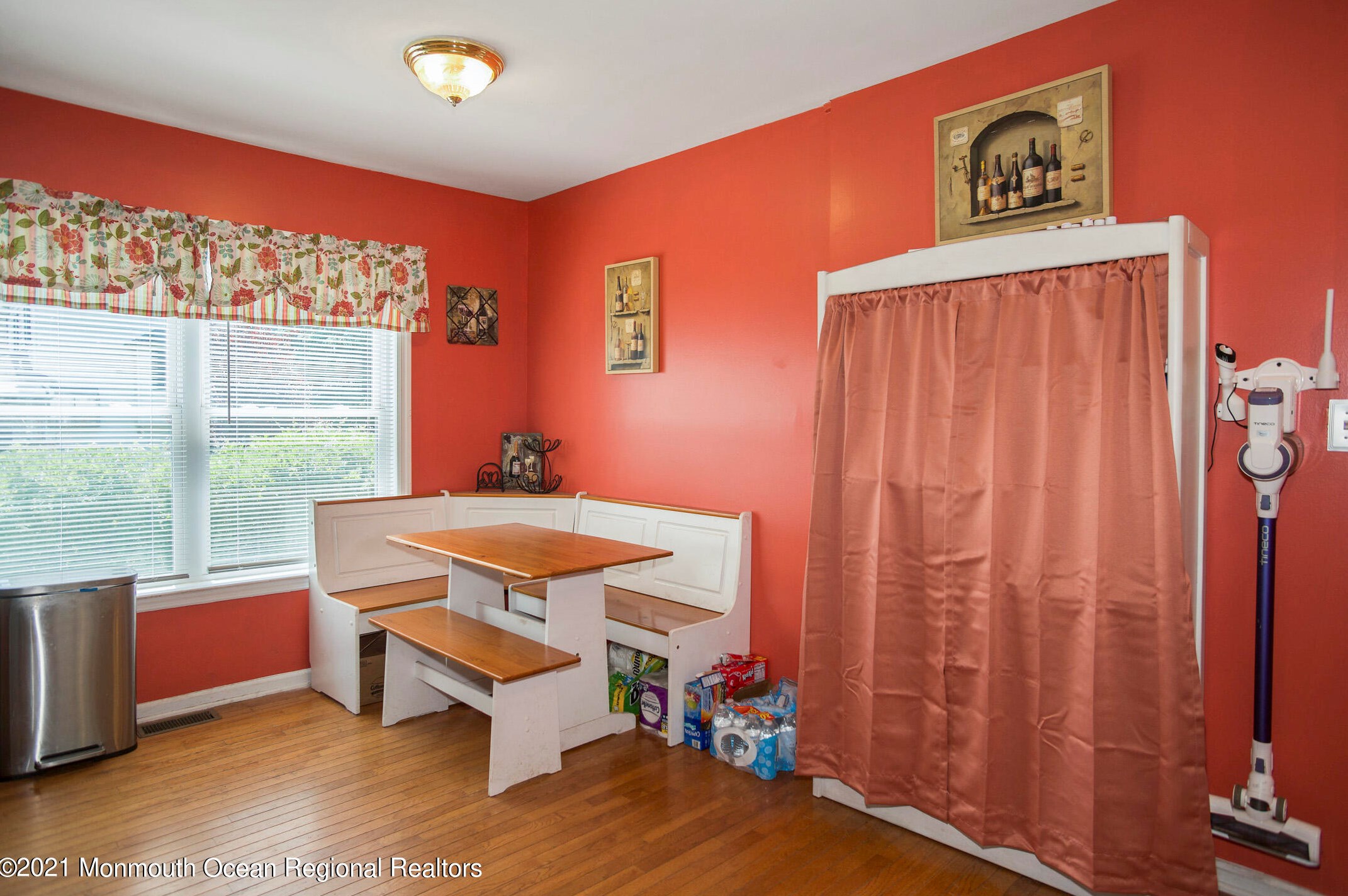 28 Bentley Ave, Trenton NJ  08619-3720 exterior