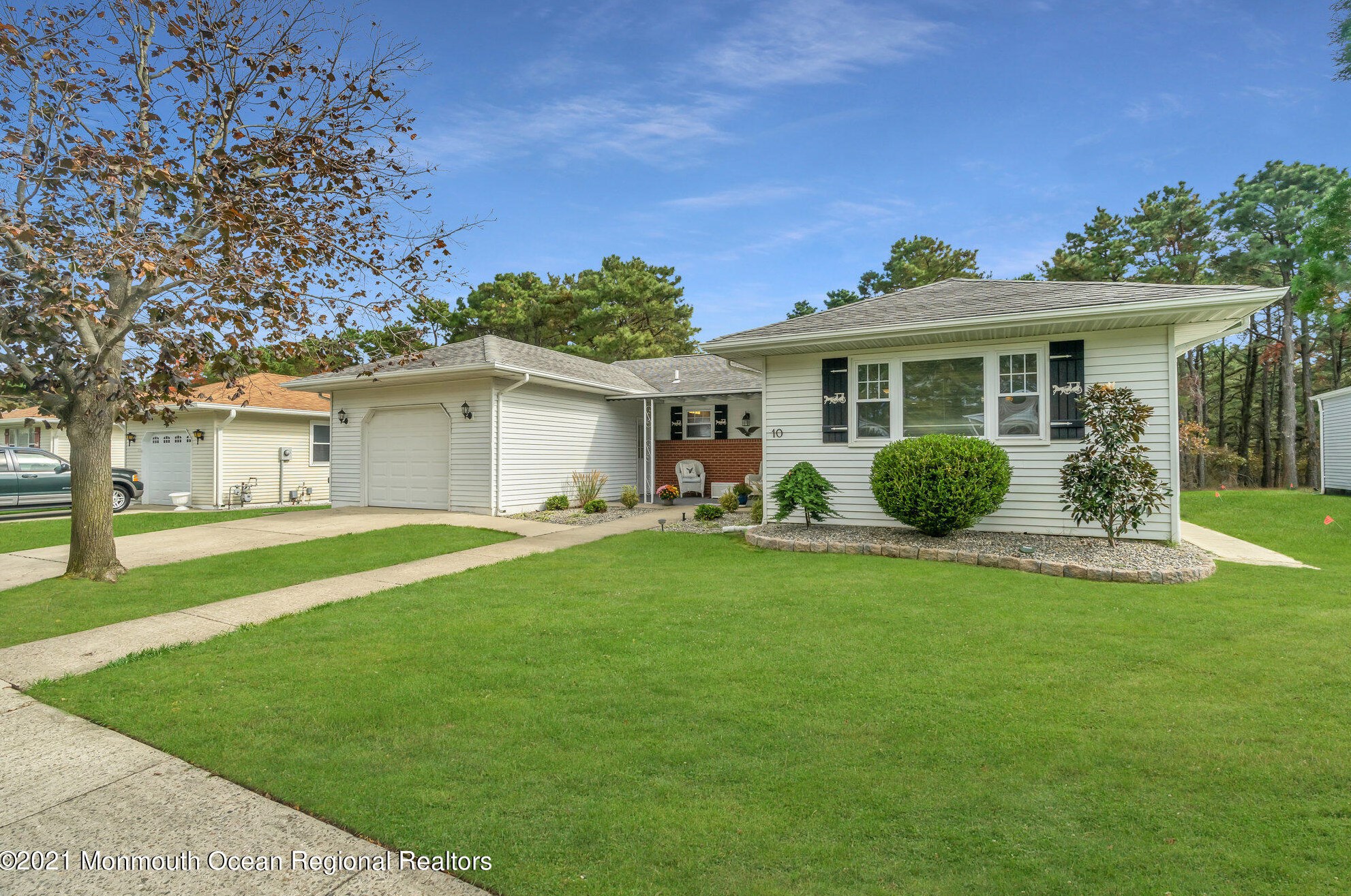 10 Linstead Ct, Toms River NJ  08757-6127 exterior