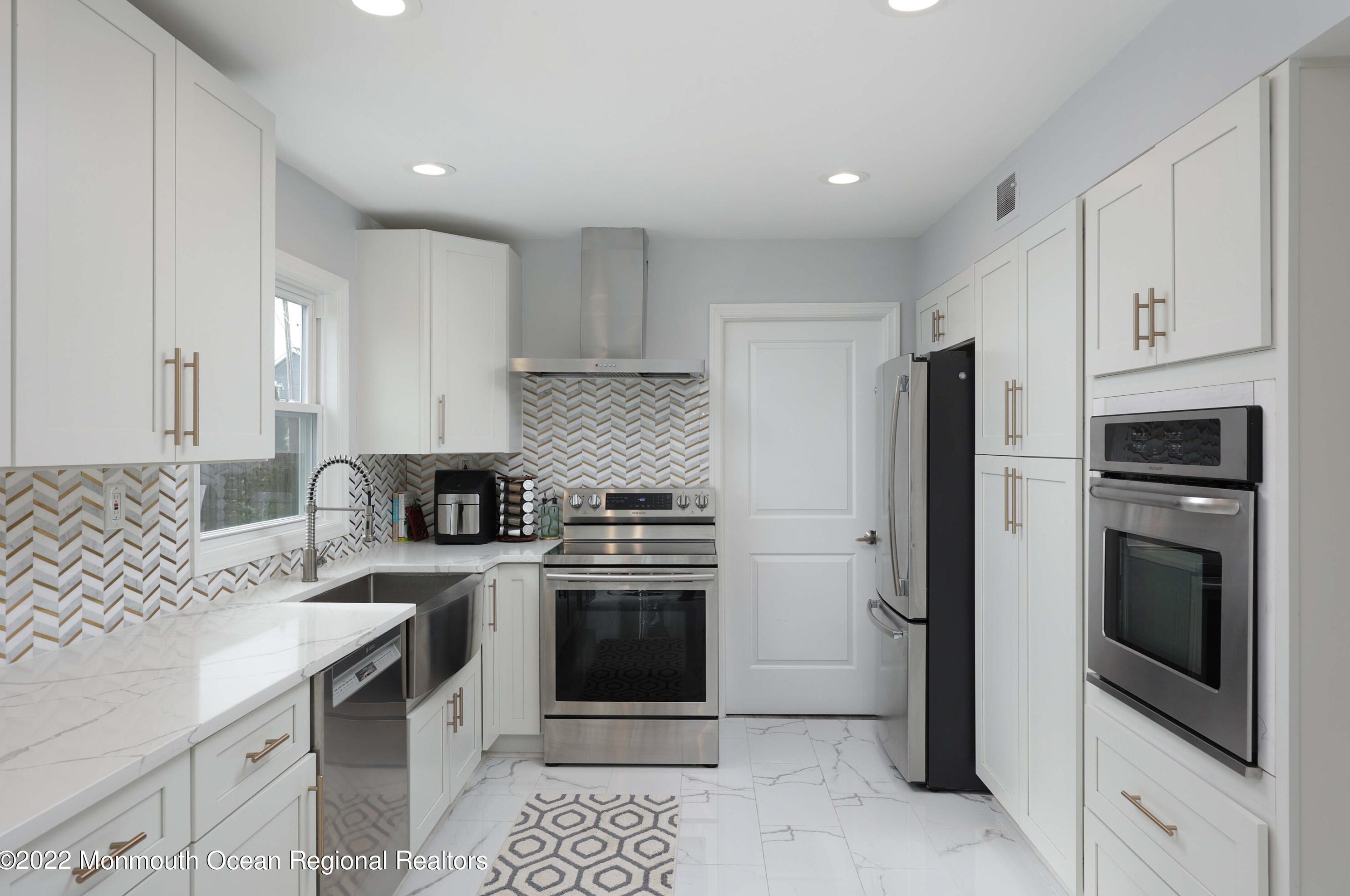 110 Deerfield Ln, Matawan NJ 07747-1332 exterior