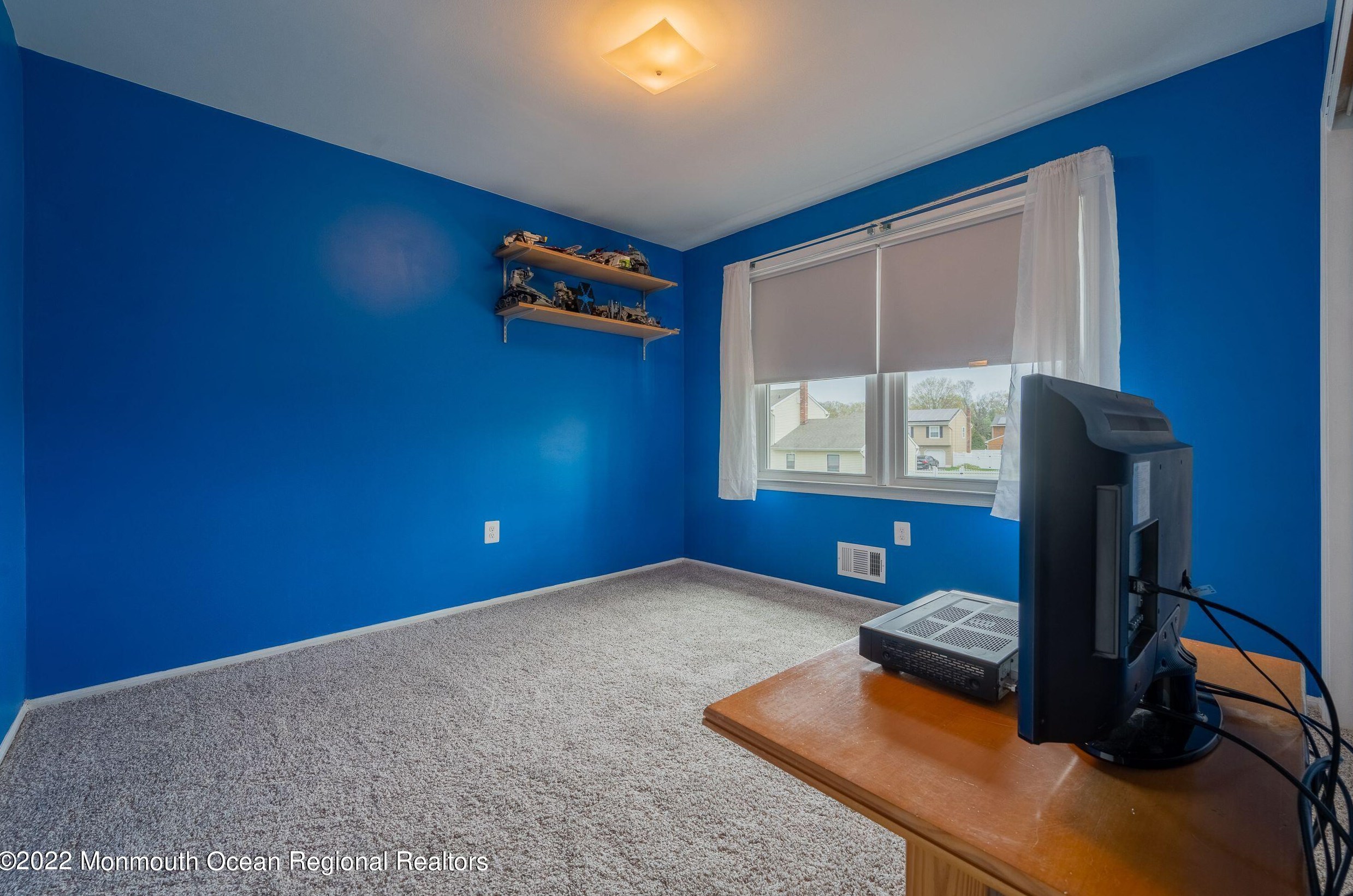 22 Plafsky Dr, Edison NJ 08817-2239 exterior