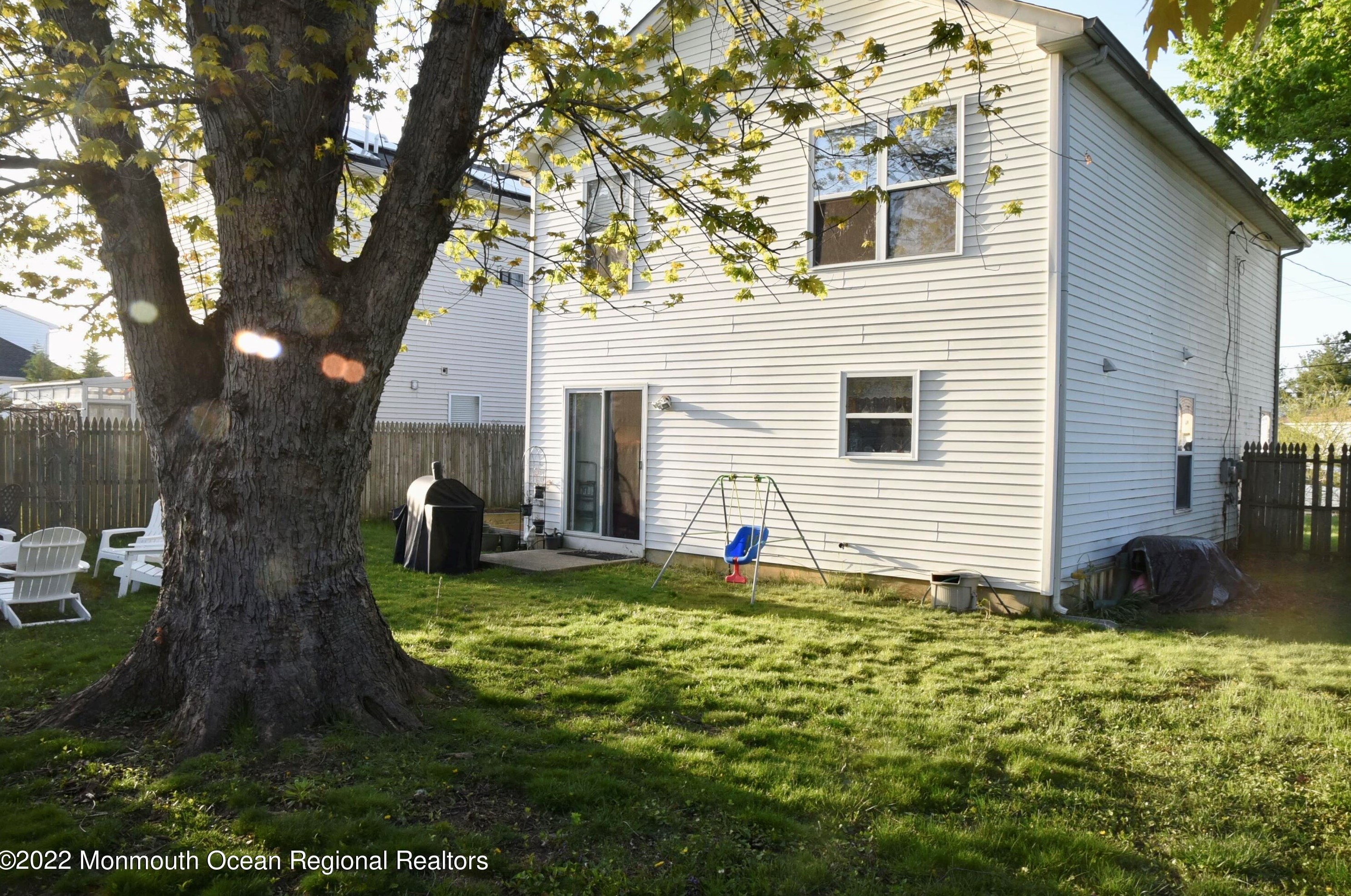 4 Dolan Ave, Matawan NJ 07747-1007 exterior