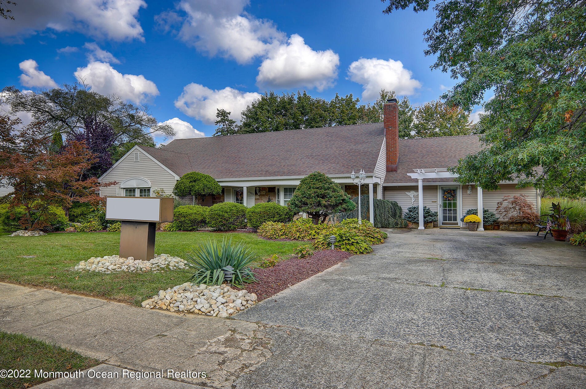 4382 Highway 516, Matawan NJ  07747-2158 exterior