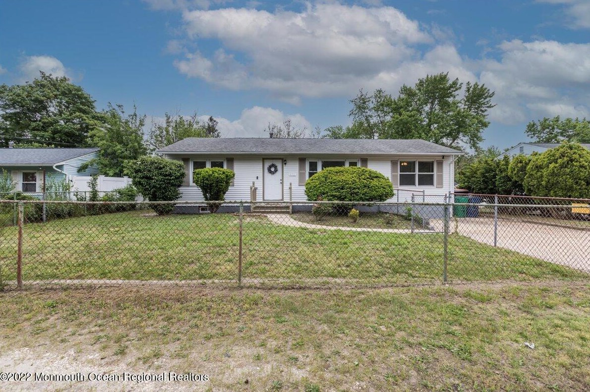 472 Dover Rd, Toms River NJ 08757-5222 exterior