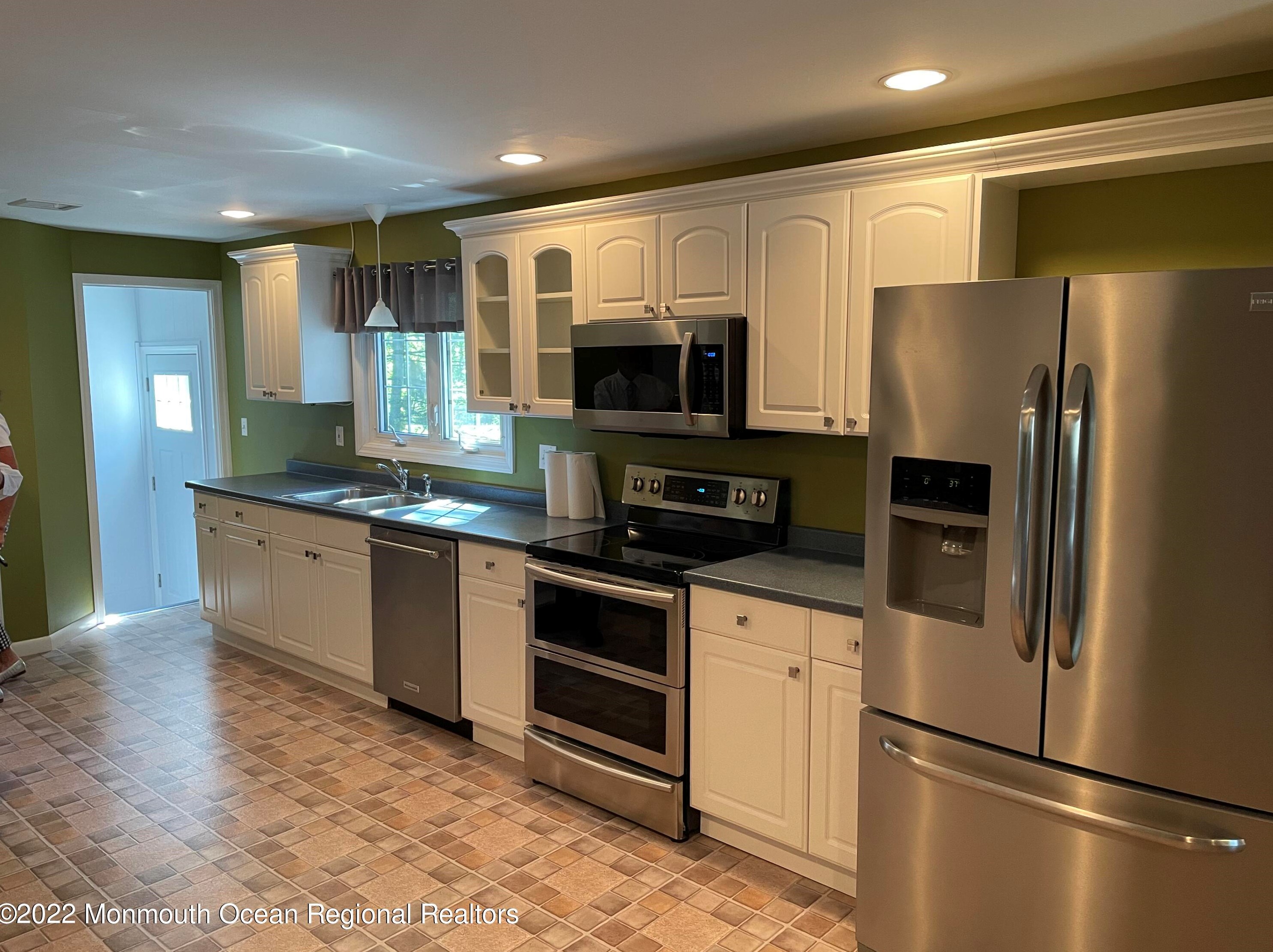 430 Lincoln Ave, Oakhurst NJ  07755-1436 exterior