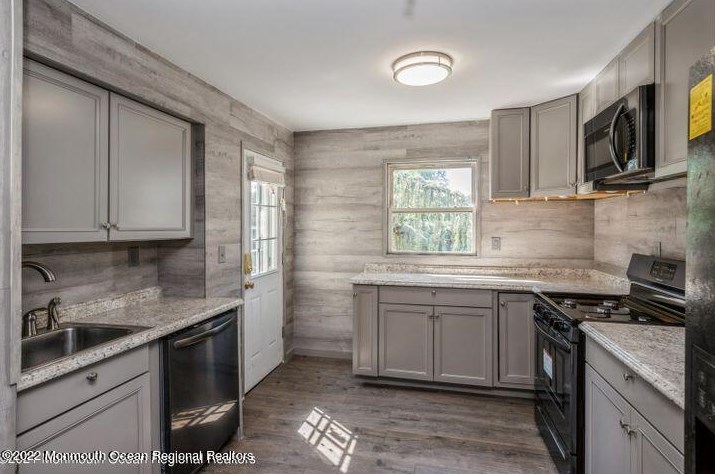 53 Maplewood Ave, Ideal Beach NJ  07734-1133 exterior