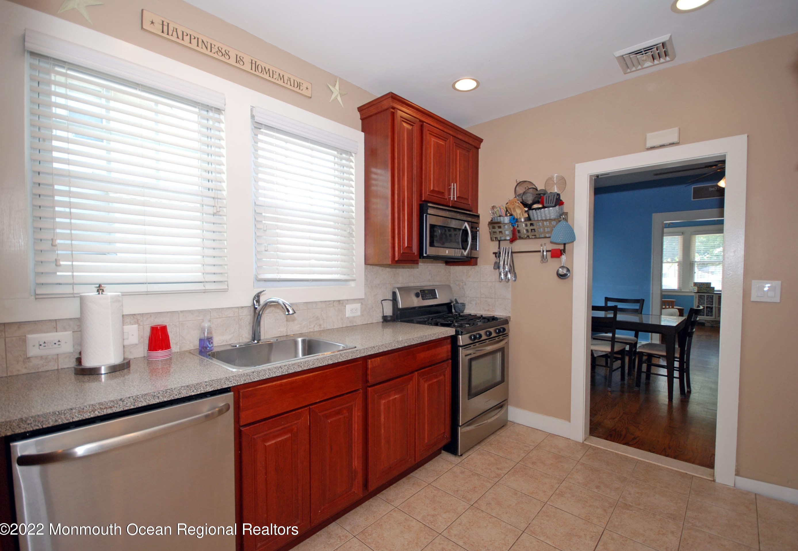 127 Smt Ave, Lyndhurst NJ 07071-1228 exterior