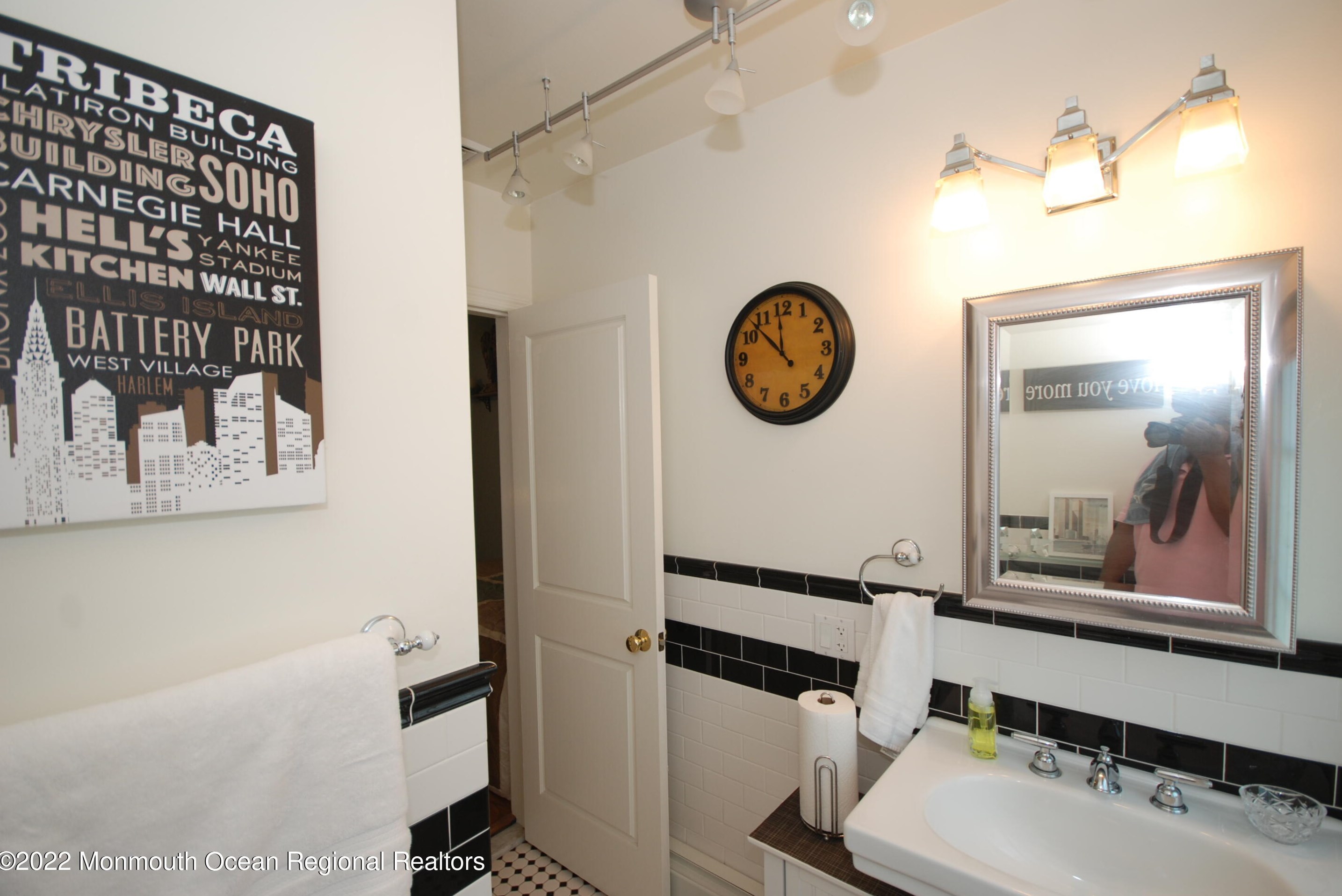 127 Smt Ave, Lyndhurst NJ 07071-1228 exterior