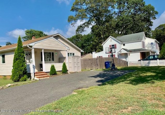 531 Lincoln Ave, Oakhurst NJ  07755-1143 exterior