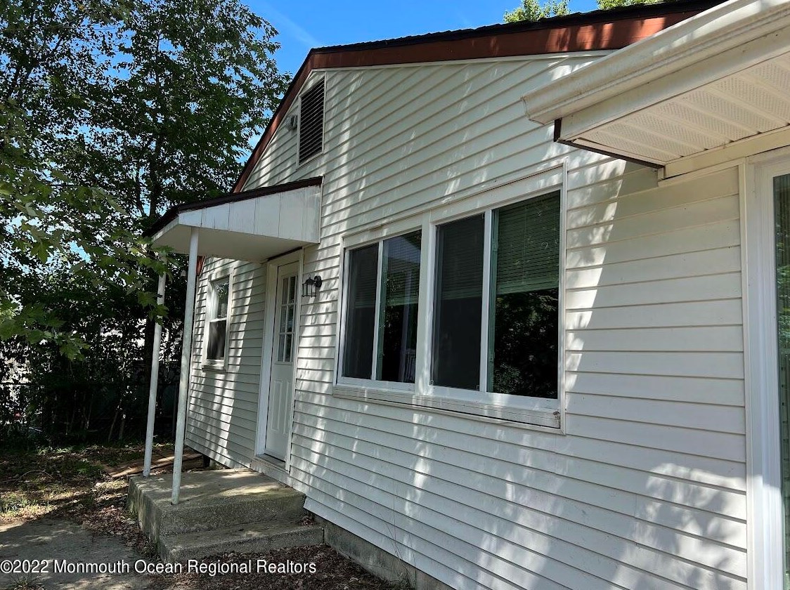 215 Twin Lakes Blvd, Tuckerton NJ  08087-1737 exterior