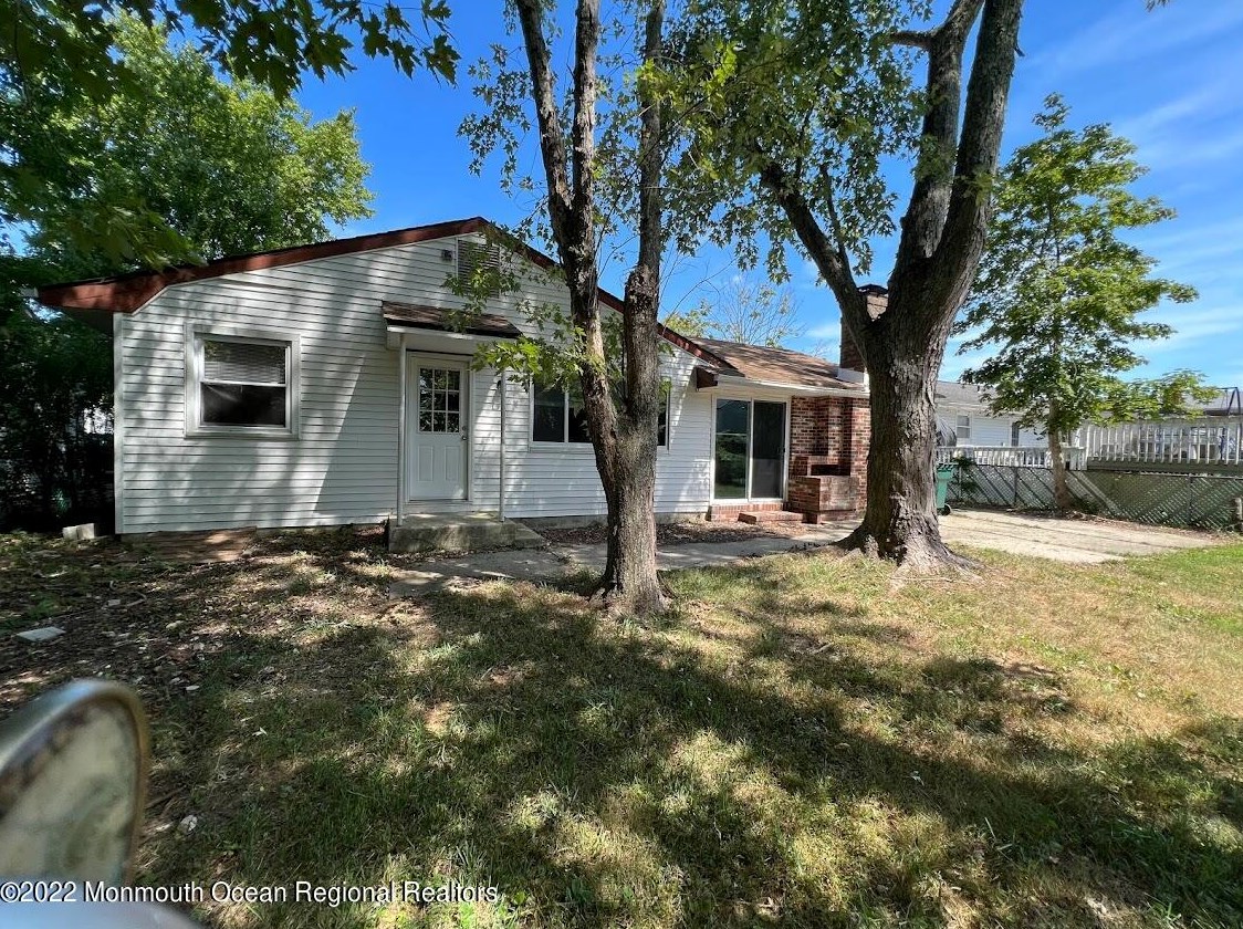 215 Twin Lakes Blvd, Tuckerton NJ  08087-1737 exterior