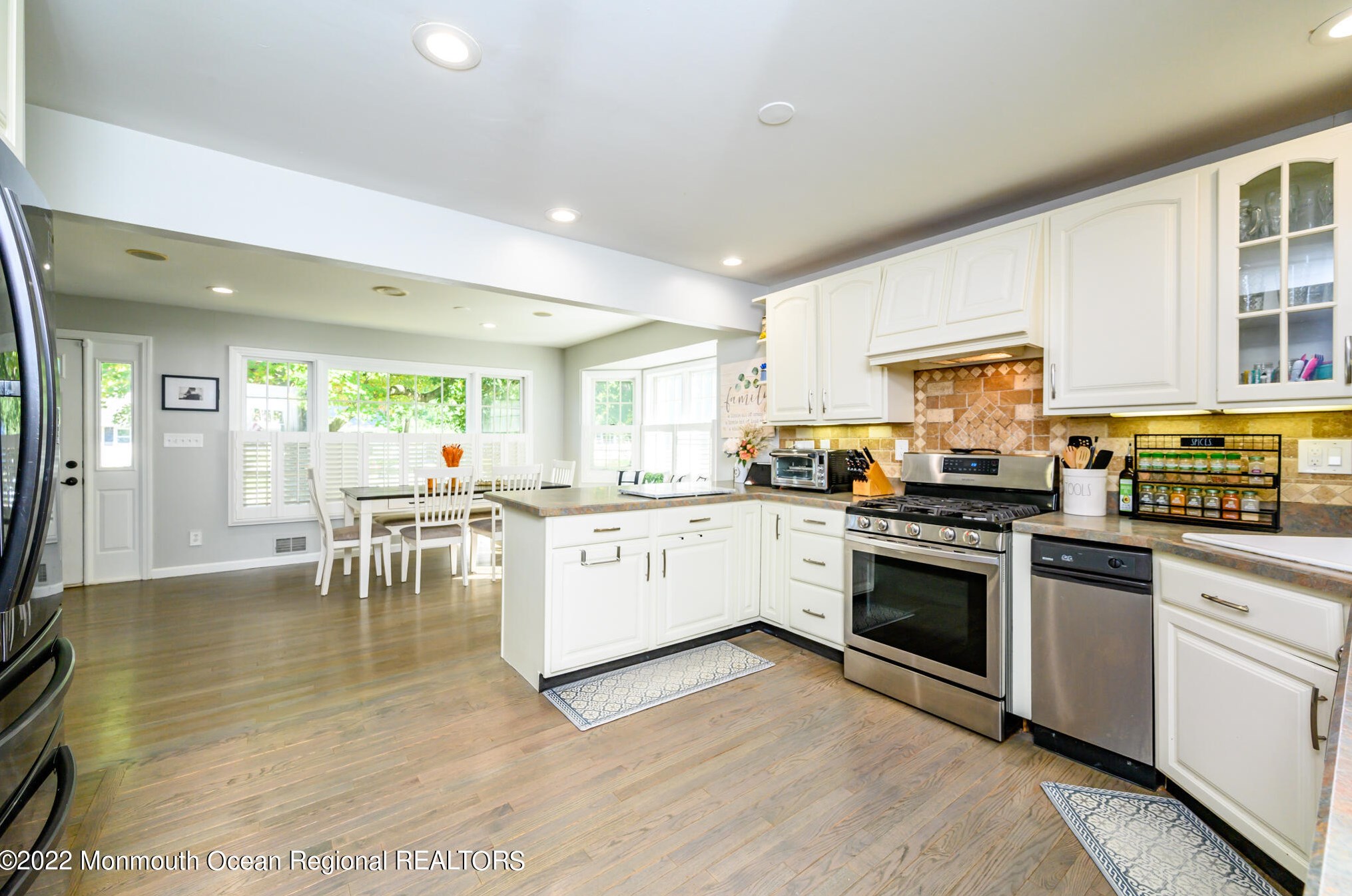 558 Hopping Rd, Belford NJ  07718-1188 exterior