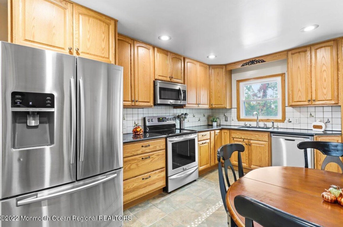 19 Harbor View Ln, Toms River NJ  08753-2082 exterior