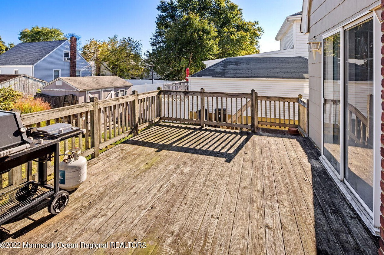 91 Ravine Dr, Matawan NJ 07747-2880 exterior